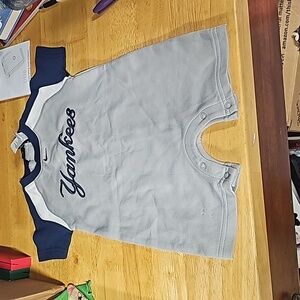 3-6 month one piece Yankees outfit (B8.10)
